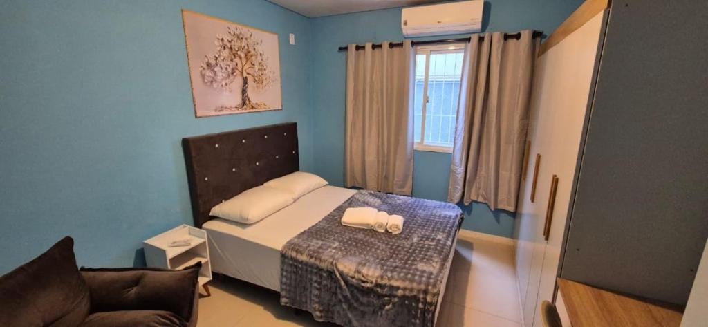 a small bedroom with a bed and a couch at MM Apart Premium Joinville in Joinville