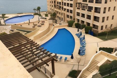 Una vista aérea de una piscina en un edificio. en DeadSea Samarah Resort Studio CP5, en Sowayma