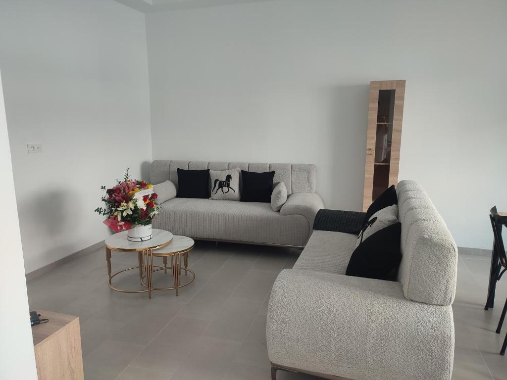 Una sala de estar con dos sofás y una mesa. en Studio en rez de jardin, en Hammamet