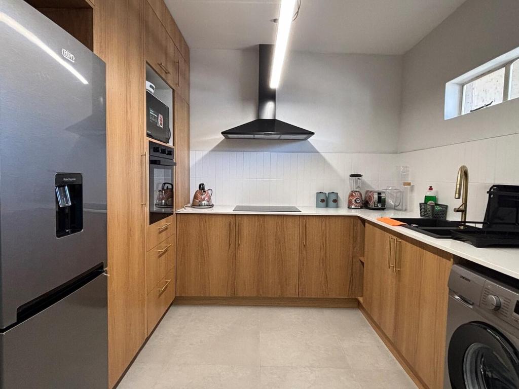 Kuchyň nebo kuchyňský kout v ubytování A Cozy Grounded Luxury