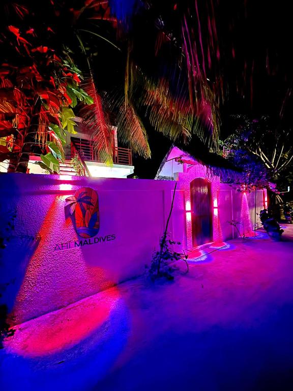 una casa con luci rosa e blu di AHI Maldives a Omadhoo