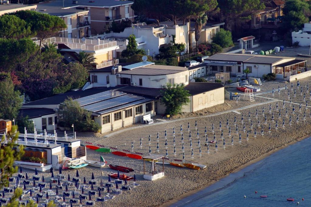 an aerial view of a beach with buildings and the water at Il Gabbiano in Stalettì