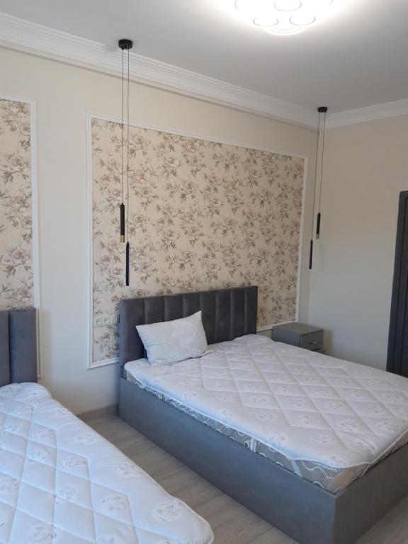 ガルニにあるWhite house Garniのベッドと壁のある寝室