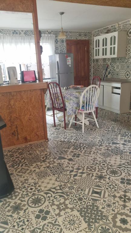 a kitchen with a table and chairs in a room at La mama Pocho in Chile Chico