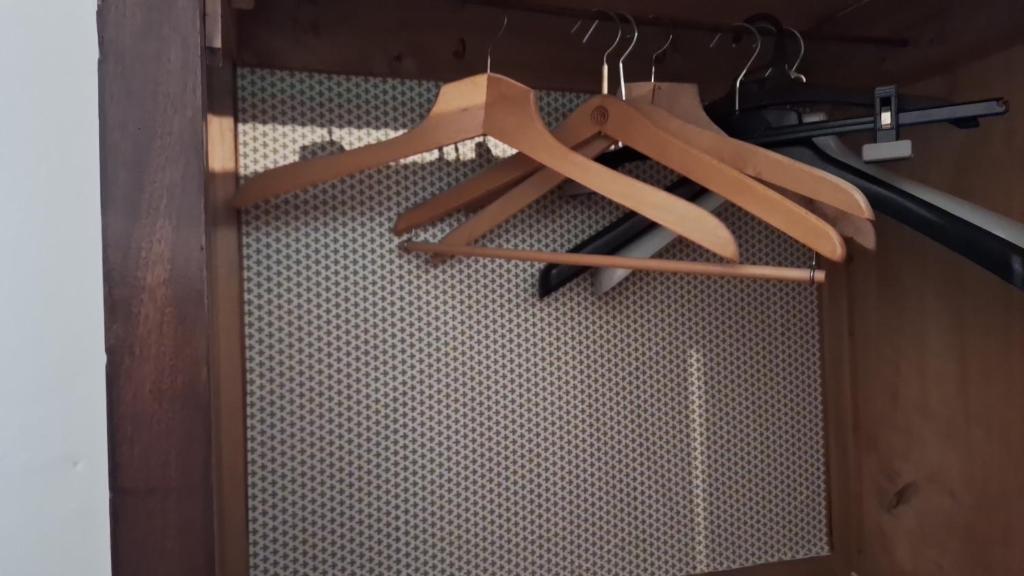 a pair of wooden hangers with knives on a wall at Mini appartamento con formula B&B in Montasico