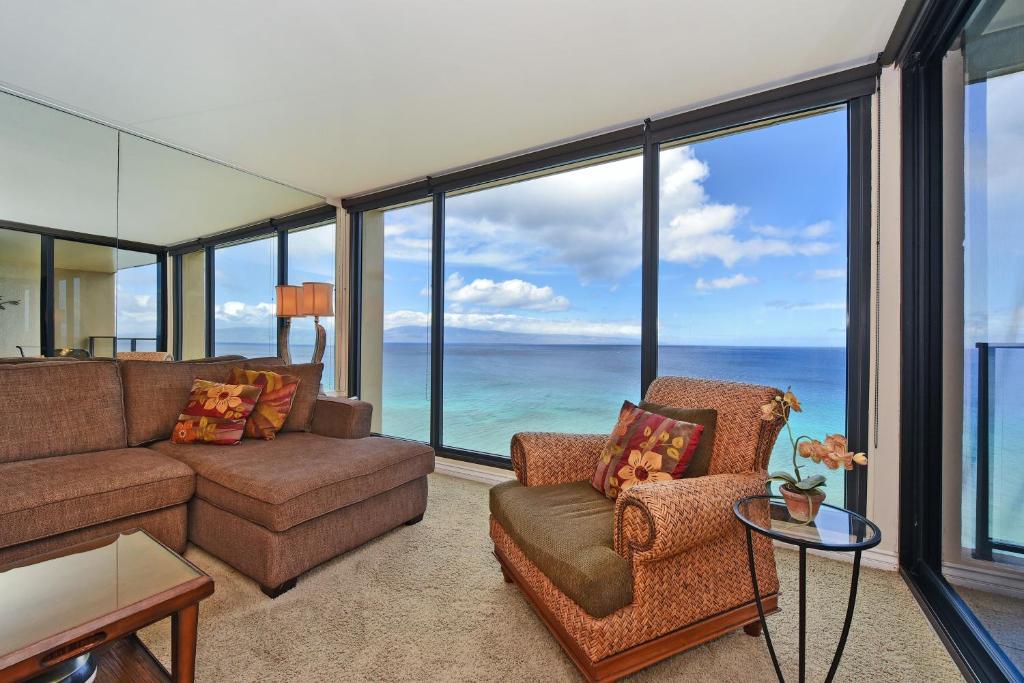 un salon avec vue sur l'océan dans l'établissement Mahana 1217 Oceanfront, à Lahaina