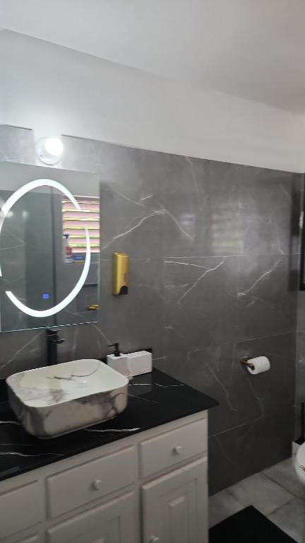 une salle de bain avec un lavabo et un miroir dans l'établissement Holiday oasis, à Steer Town