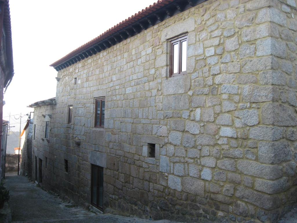 a stone building with a window on the side of it at Casa do Castelo de Celorico in Celorico da Beira