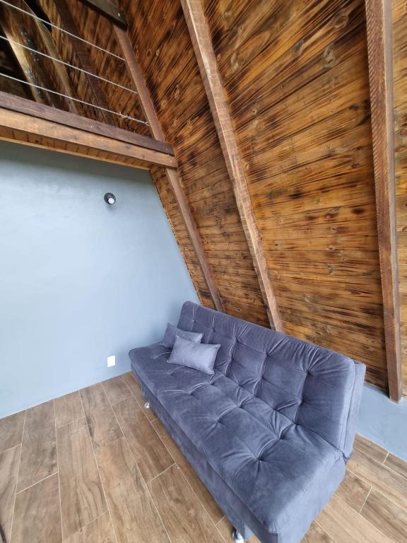 - un canapé dans une chambre dotée d'un plafond en bois dans l'établissement Cabana da praia, à Rio Grande