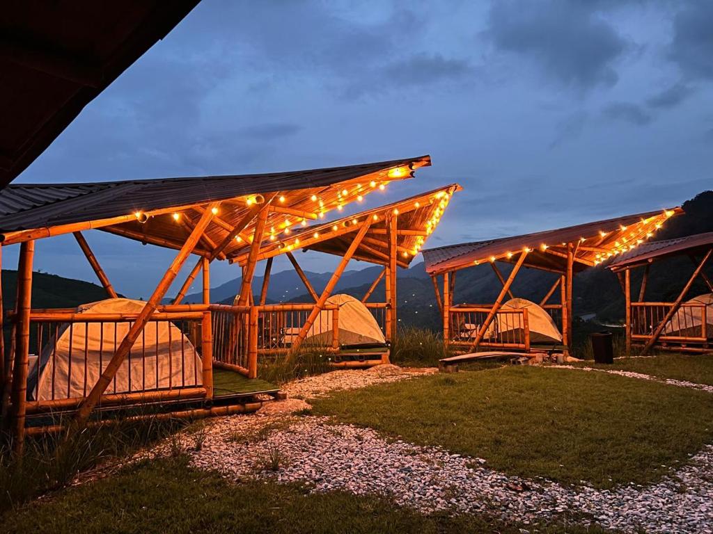 San LuisConexión naturaleza的一组亮着灯的木制建筑