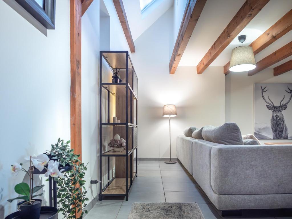 マルレンハイムにあるRésidence de 80 m2 avec balcon & cour alsacienne - début Route des Vinsのソファとランプのあるリビングルーム