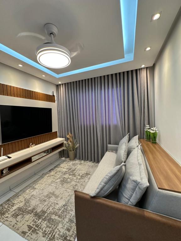 uma sala de estar com um sofá e uma televisão grande em Flor da Amazônia Cop30 Belém-Pa em Ananindeua