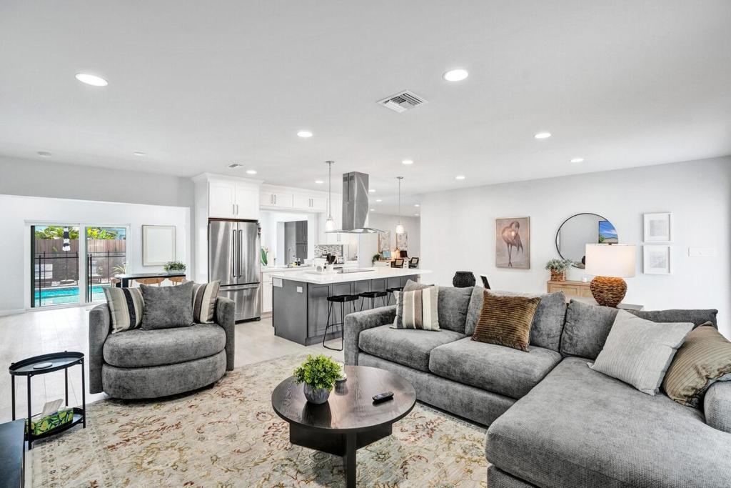 een woonkamer met een bank en een tafel bij Cypress Breeze, Coastal Comfort! Heated Pool! in Pompano Beach