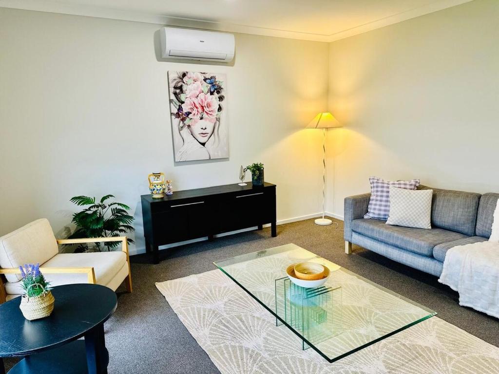 Χώρος καθιστικού στο Spacious- 4-bedroom house near Airport