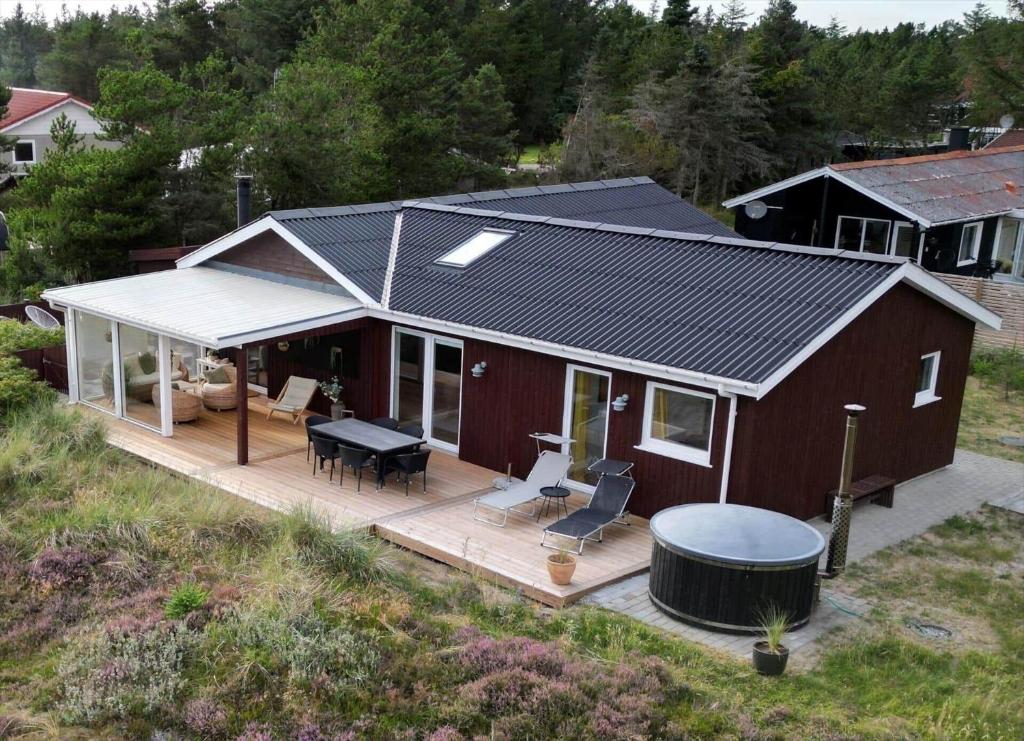 an overhead view of a small house with a deck at 162-Thisted-Molgaardsvej-62 in Thisted