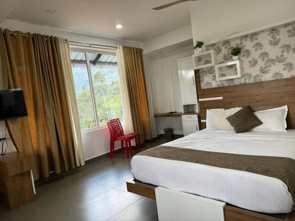 une chambre d'hôtel avec un lit et une fenêtre dans l'établissement Honeyrock Farm Resort by Skybz, à Kanthalloor