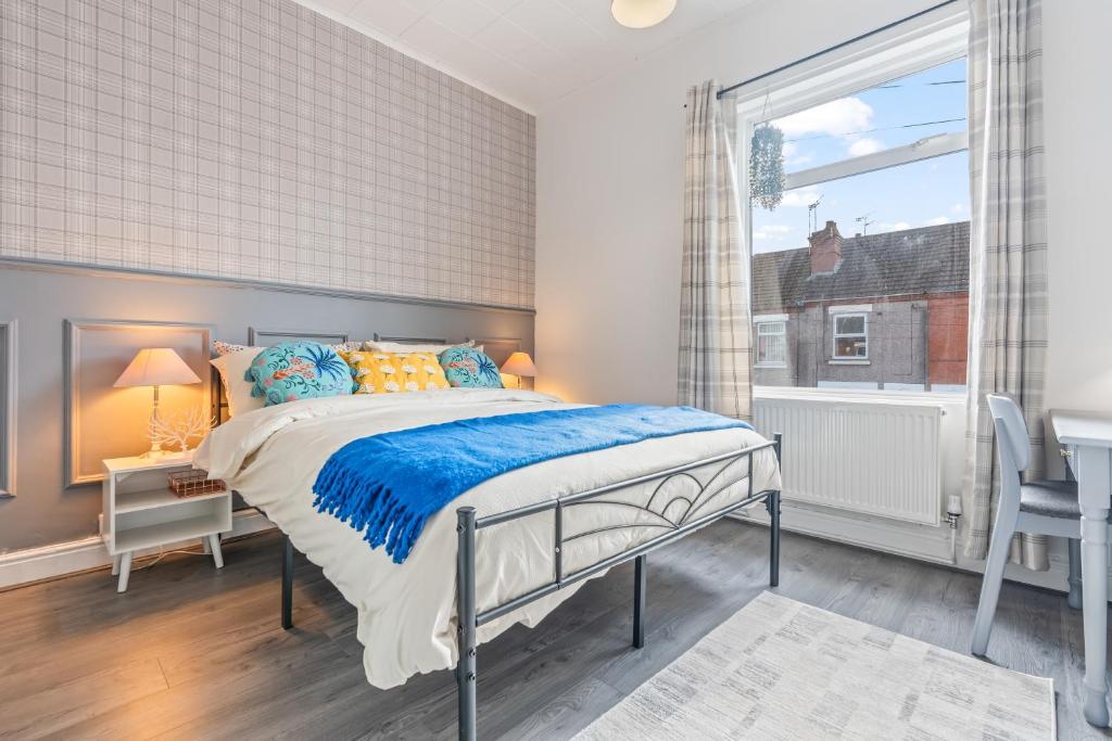 コベントリーにあるBroomfield House - City Centre - Free Parking, Self-Check-In, Garden, Fast Wifi and Smart TV by Yoko Propertyのベッドと窓のある寝室
