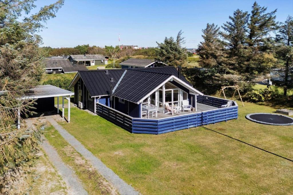 an overhead view of a house on a lawn at 364-Hvide-Sande-Fyrmarken-34 in Hvide Sande