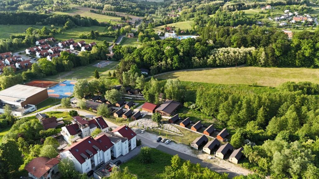 スヴェティ・マルティン・ナ・ムリにあるApartment Vesna Toplice Sveti Martinの家並木の集落の空中