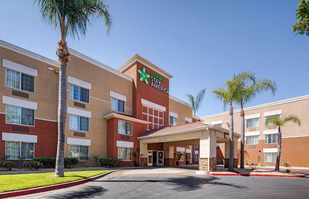 un hôtel avec un palmier en face dans l'établissement Extended Stay America Suites - Orange County - Cypress, à Cypress