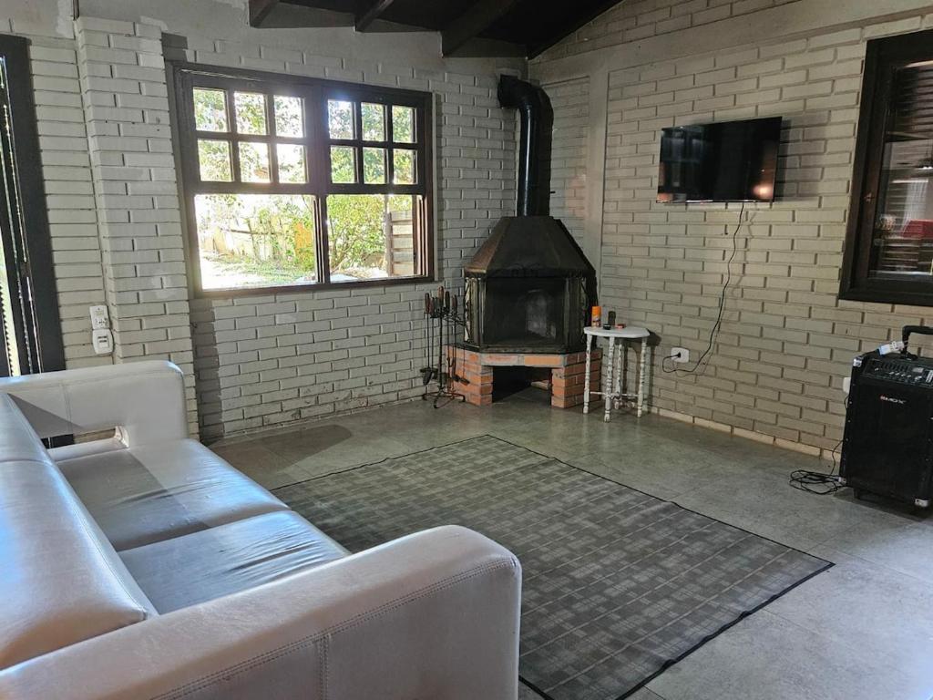 ein Wohnzimmer mit Couch und Kamin in der Unterkunft Recanto Don Ciro in Uruguaiana
