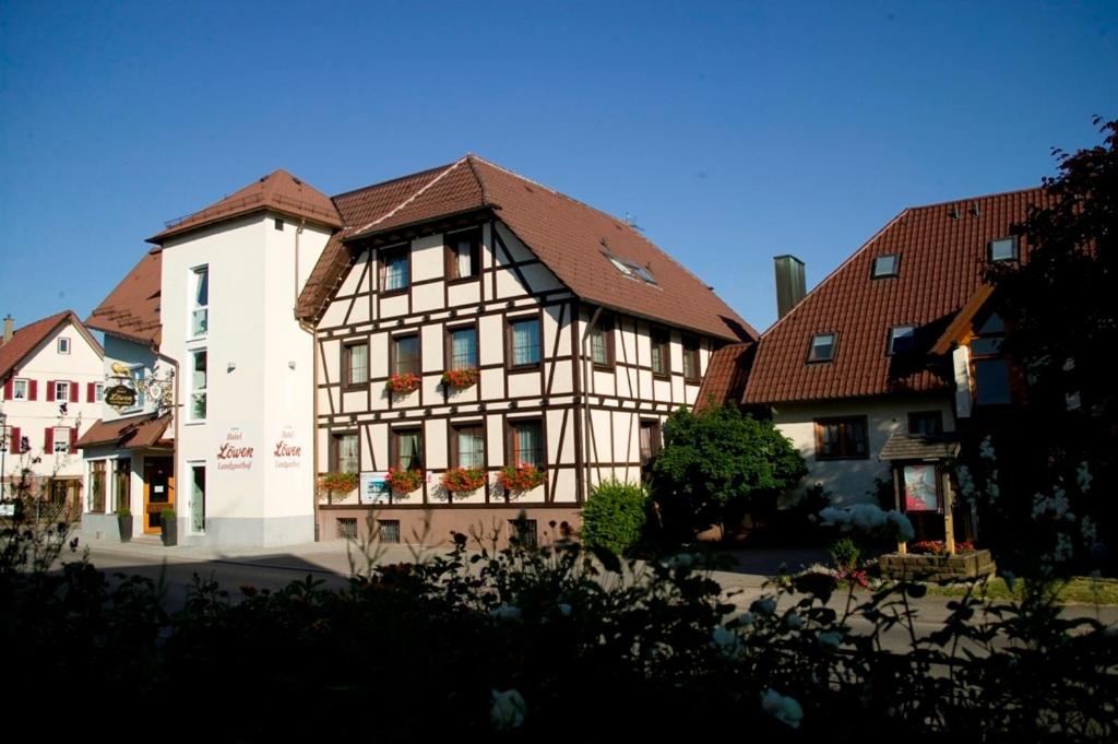 a building with a tiled roof in a town at Landgasthof Löwen in Neubulach