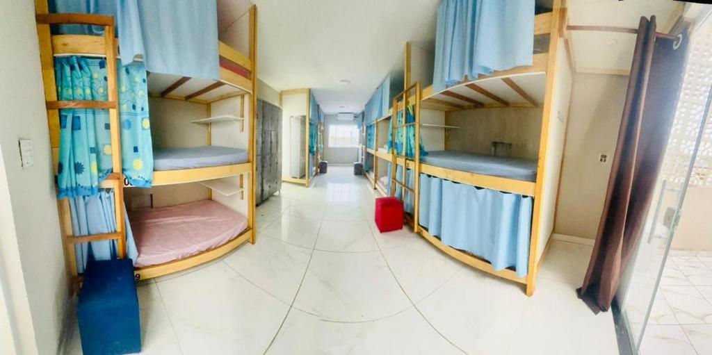 En eller flere køjesenge i et værelse på Casa Praia e hostel