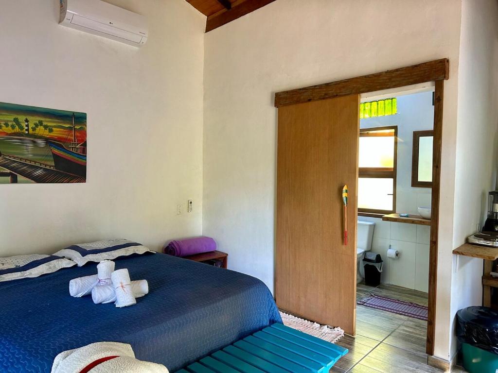 um quarto com uma cama azul com um ursinho de peluche em Loft 95m Sea - Private - condominium em Ilhabela