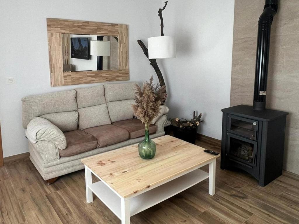 een woonkamer met een bank en een tafel bij La Chicuela Rural House in Los Villares in Los Villares
