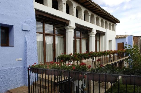 MunébregaにあるLa Casona del Solanarの花が咲くバルコニー付きの建物