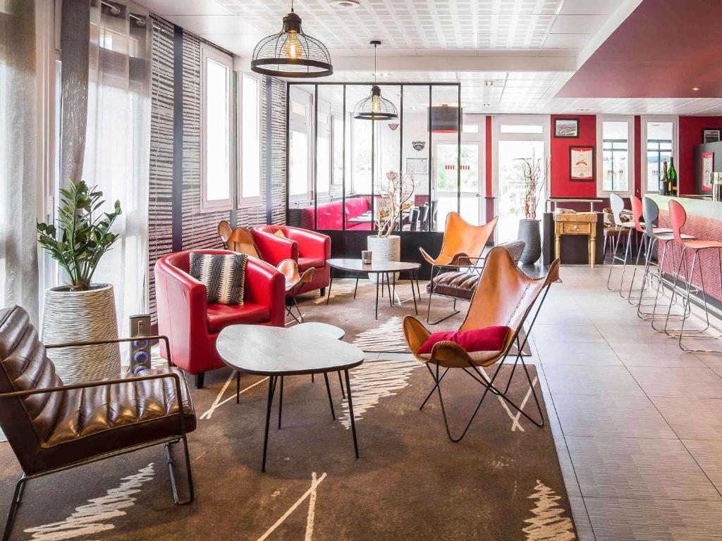 - un hall avec des chaises et des tables dans l'établissement ibis Antibes Sophia-Antipolis, à Valbonne