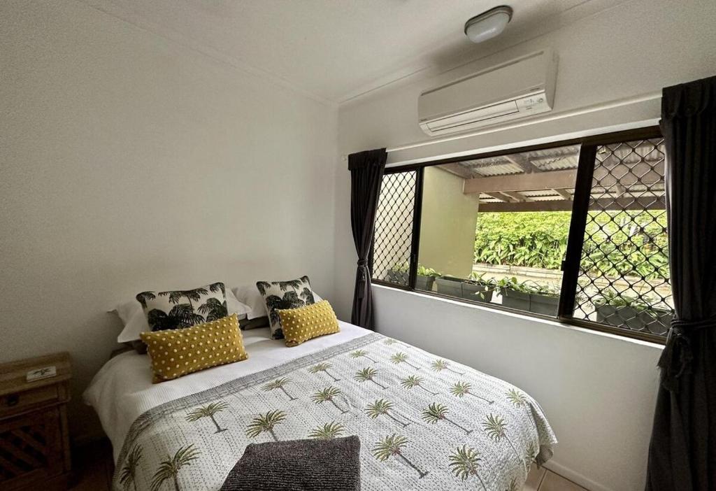 Postel nebo postele na pokoji v ubytování Treescape Hideaway Port Douglas - Near the beach