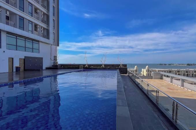 Bazén v ubytování Delf Apartemen CPI nebo v jeho okolí