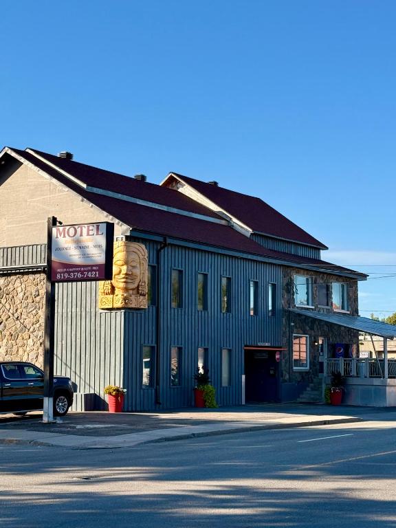 a building with a motel sign on the side of a street at Motel Bellefeuille in Trois-Rivières