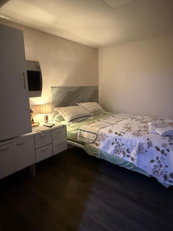 AguacatalにあるLa casita de aladoのベッドとテレビのある寝室