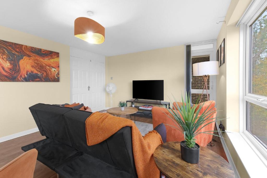 Televiisor ja/või meelelahutuskeskus majutusasutuses Modern 2 Bed Apartment with Parking in Broadlands Court