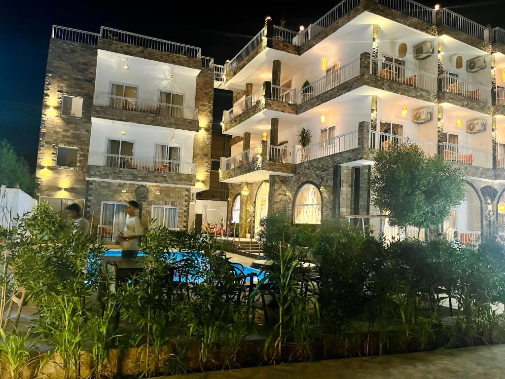 Het zwembad bij of vlak bij LA Hotel Luxor