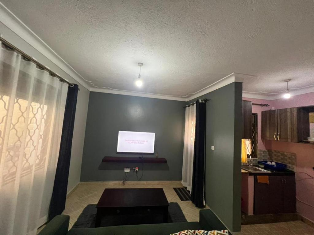 Μια τηλεόραση ή/και κέντρο ψυχαγωγίας στο Moon suites