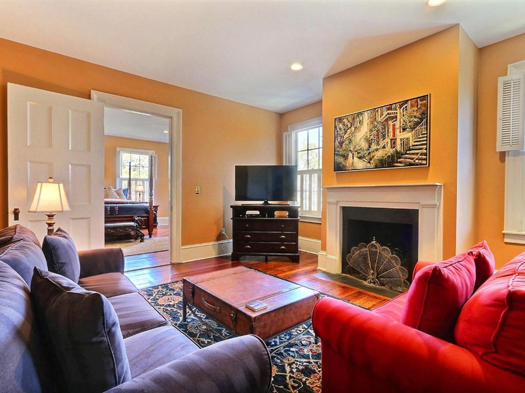 un soggiorno con divano e camino di Bird Baldwin Forsyth Suite a Savannah