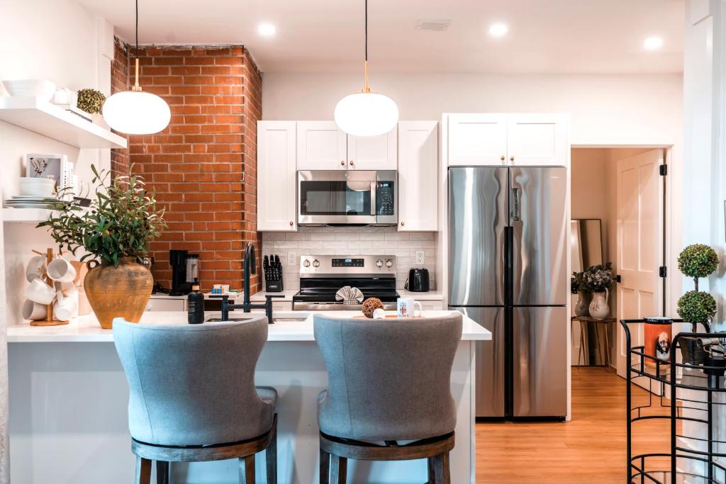 Kuchyň nebo kuchyňský kout v ubytování Sunny 2BR Apt with Kitchen & Parking, Near Brown & RISD