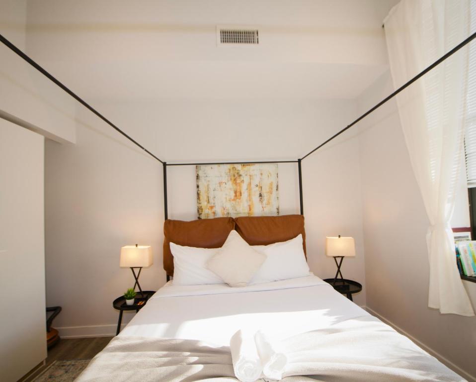 - une chambre avec un lit blanc et 2 lampes dans l'établissement Downtown 3B2B Apt with full kitchen, Sleeps 6,Near PPAC & Dining, à Providence