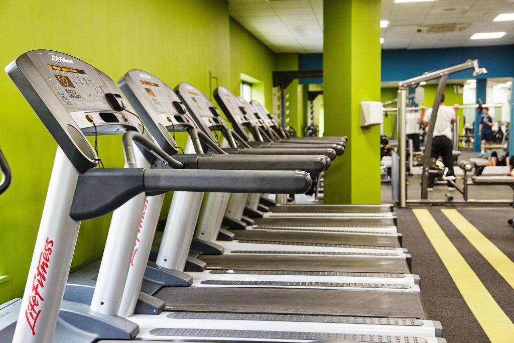 Fitness centrum a/nebo fitness zařízení v ubytování The Montenotte Hotel