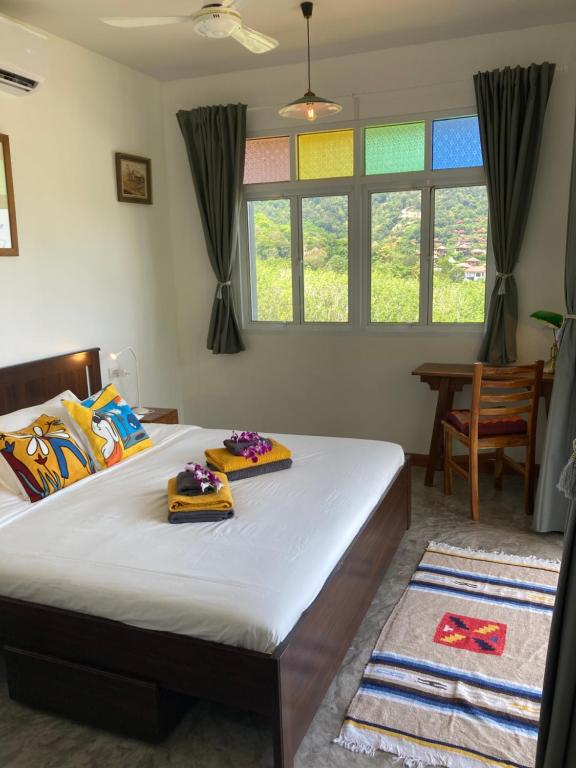 Ko Bu BuにあるBoho-Luxe Pool Villa with Simply Amazing Viewsのベッドとテーブルと窓のある寝室