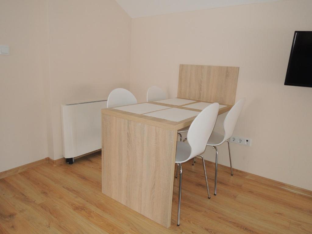 TV a/nebo společenská místnost v ubytování Hotel Logavina 8 Garage Parking