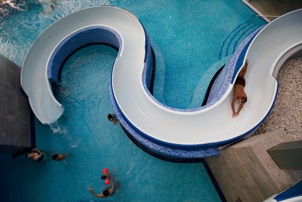 Rikli Balance Hotel – Sava Hotels & Resortsの敷地内または近くにあるプール