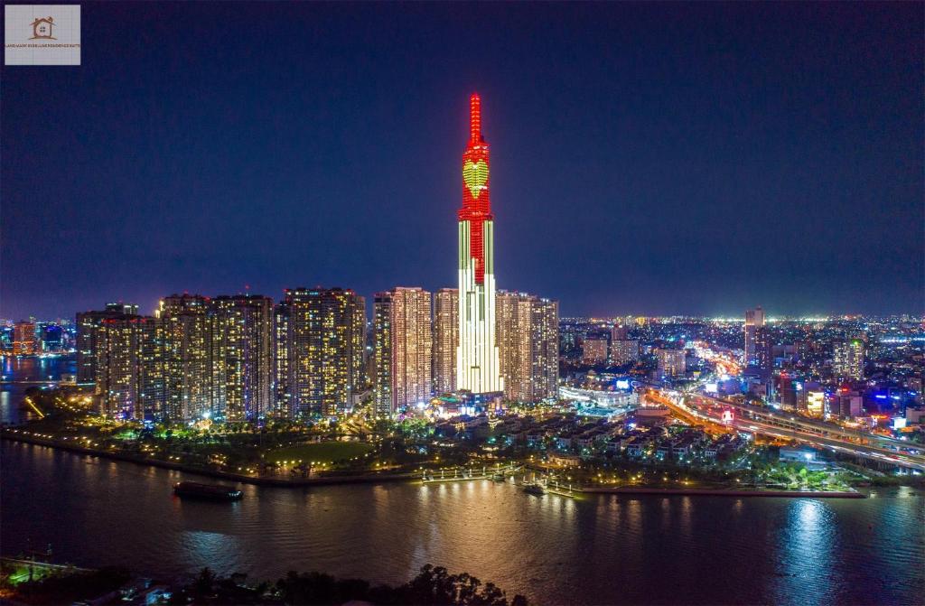 una vista de la ciudad por la noche con un edificio alto en Landmark 81 Deluxe Residence Suite, en Ho Chi Minh