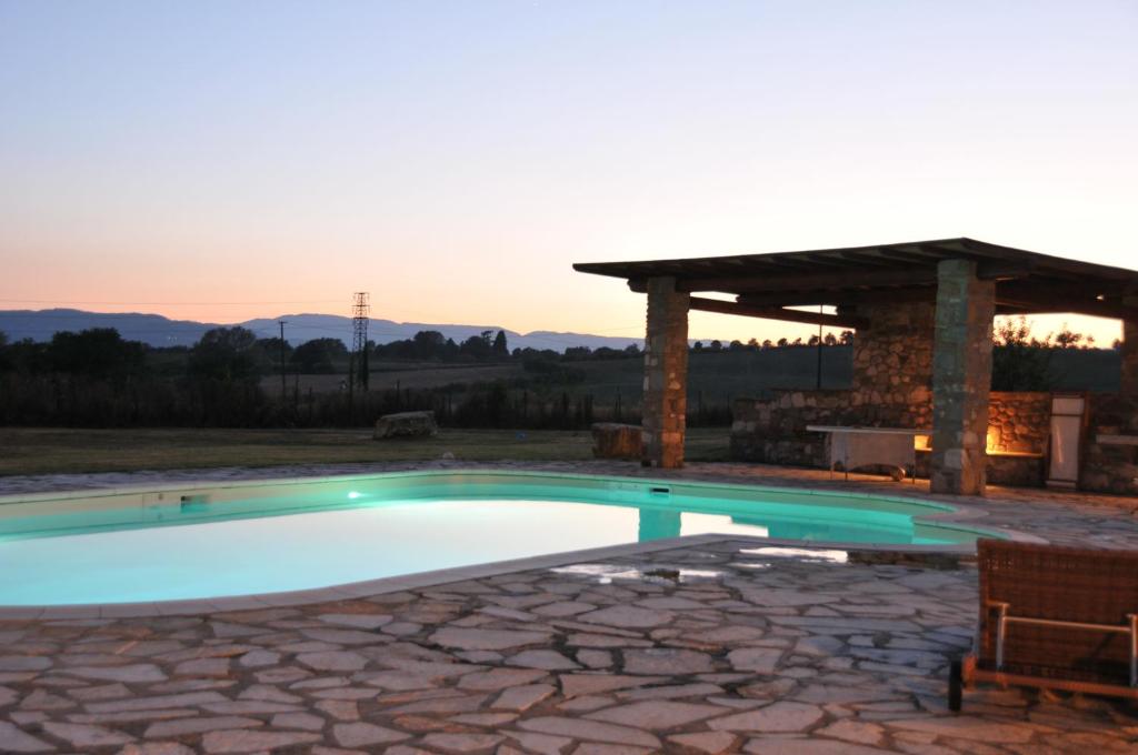 una piscina con cenador en Mugello Vacanze Appartamenti Indipendenti, en Scarperia