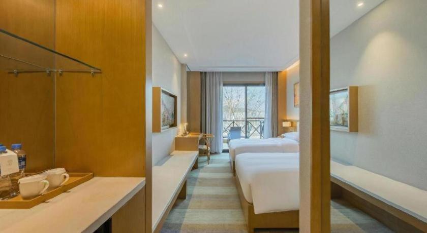 Postel nebo postele na pokoji v ubytování Deefly Yinrun Town Hotel