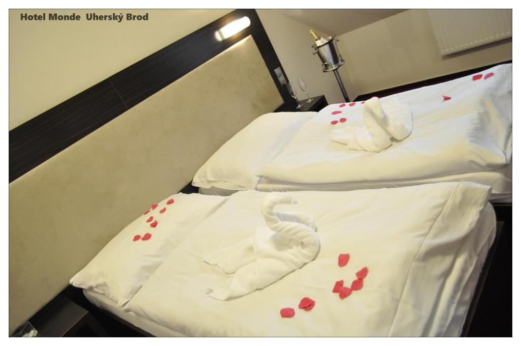 Postel nebo postele na pokoji v ubytování Hotel Monde