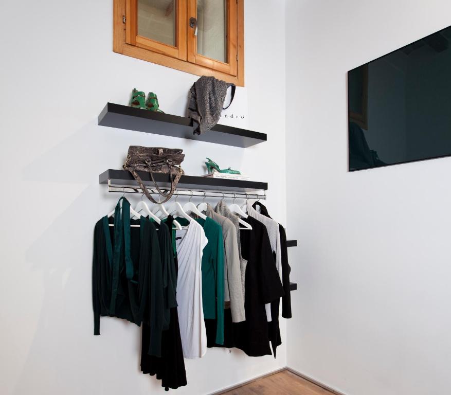 Televízia a/alebo spoločenská miestnosť v ubytovaní Centric Gracia Apartments